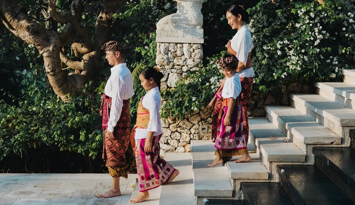Bersuamikan Tjokorda Bagus Dwi Santana Kerthyasa, yang merupakan pria keturunan bangsawan Ubud, Bali dan berdarah Bali-Australia, tak membuat Happy Salma memamerkan kemewahannya. Justru dengan memakai busana Bali, ia bisa memperkenalkan budaya leluhur kepada buah hatinya. (Liputan6.com/IG/@happysalma)