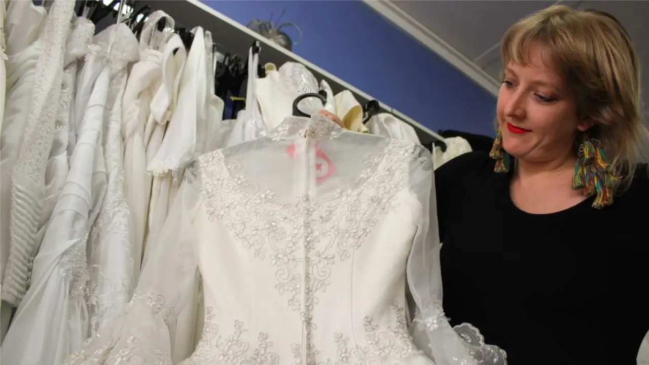 Cerita Penjual Baju Pengantin Bekas Demi Amal