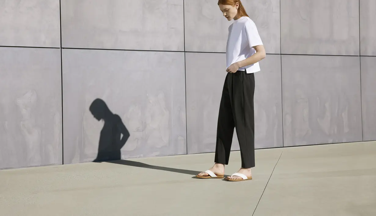 <p>Outfit ini bisa menjadi daily basic yang nyaman untuk kembali ke kantor. Di koleksi UNIQLO X Theory, hadir AIRism Katun T-shirt Mock Neck yang dipadukan dengan Celana Relax Lipit. (UNIQLO)</p>