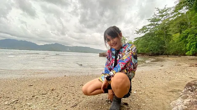 Gaya Santai Happy Asmara Saat di Pantai, Terlihat Trendi