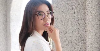 Sarwendah, selalu terkenal dengan penampilannya yang mengenakan daster. Namun jangan salah kalau ibu satu anak yang satu ini kerap berpenampilan kekinian dan pastinya juga hits banget. (Instagram/sarwendah29)