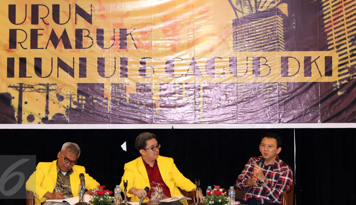 Cagub DKI Jakarta, Basuki Tjahaja Purnama (kanan) memberi pemaparan saat Urun Rembug Iluni UI di Grand Sahid Jaya, Jakarta, Kamis (12/1). Urun rembug berlangsung tertutup. (Liputan6.com/Helmi Fithriansyah)