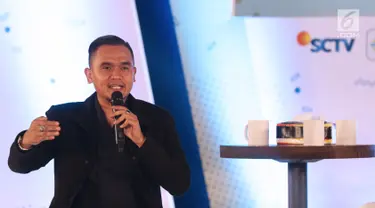 Komentator olahraga, Valentino Simanjuntak berbagi pengalaman kepada peserta EGTC 2018 Bandung di Graha Sanusi Hardjadinata, Universitas Padjajdaran, Bandung, Kamis (6/12). Valentino Simanjuntak juga memberi motivasi. (Liputan6.com/Helmi Fithriansyah)