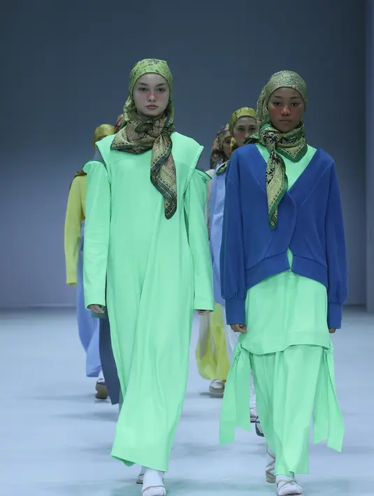 Koleksi NurZahra yang mengeksplorasi kain bamboo jersey dan plastik daur ulang untuk koleksi terbarunya (Foto: JFW)