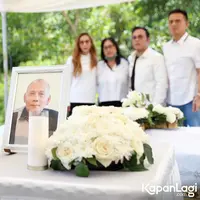 Duka menyelimuti keluarga aktor Mario Lawalata. Senin (10/4/2023) Alexander Polli ayah dari aktor Mario Lawalata meninggal dunia. Setelah di semayamkan di rumah duka, jenazah Alexander Polli di makamkan di kawasan Karawang, Jawa Barat,Rabu (12/4).  Berikut beberapa potret suasana pemakaman ayah Mario Lawalata. [Foto: KapanLagi.com/Bayu Herdianto]