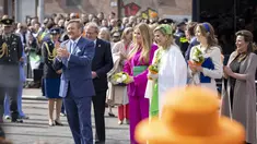Raja Willem-Alexander (kiri) bertepuk tangan di samping Ratu Maxima, Putri Amalia dan Putri Ariane  selama perayaan Hari Raja di Rotterdam, pada 27 April 2023. (Robin van Lonkhuijsen / ANP / AFP)