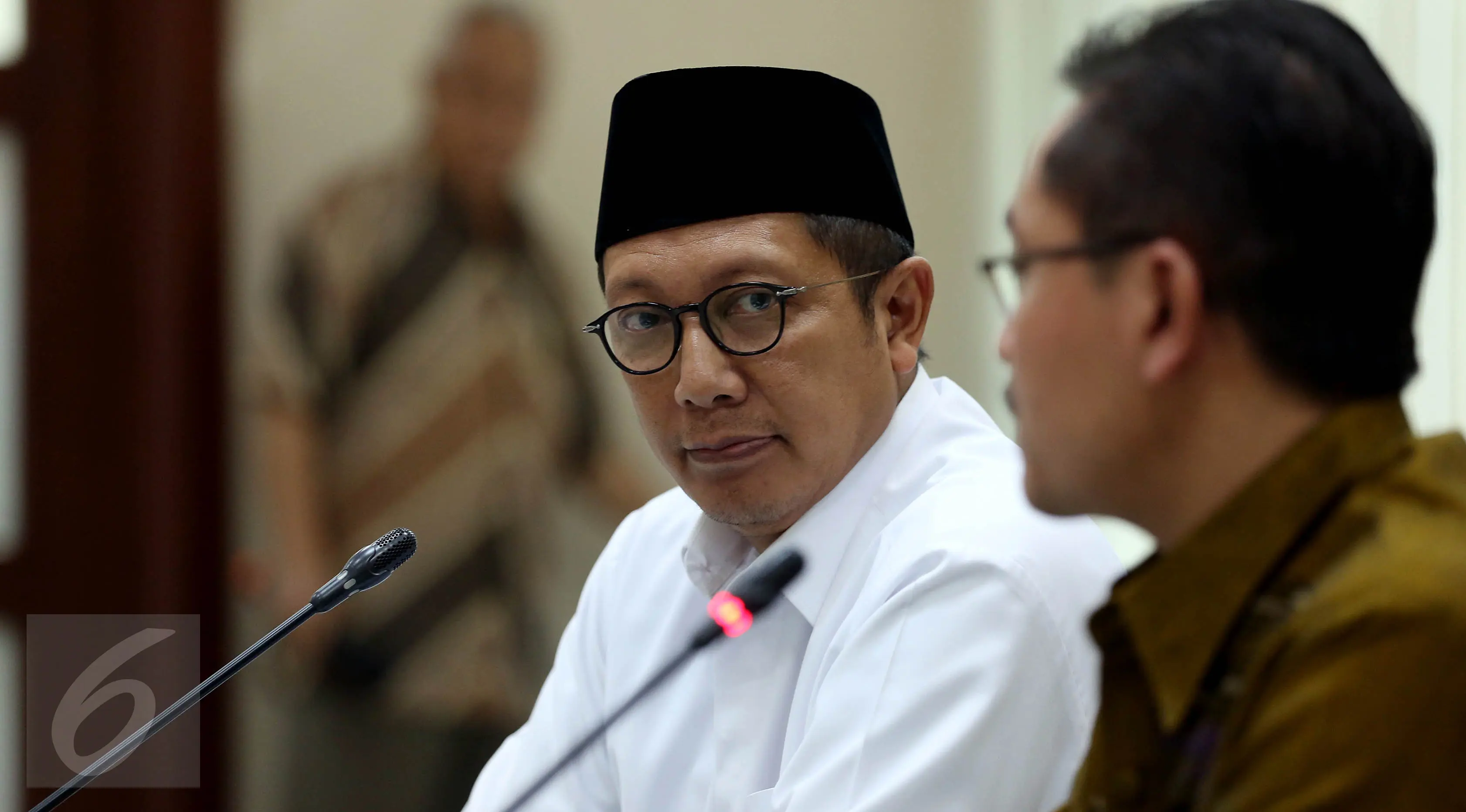 Menteri Agama Lukman Hakim Saifuddin saat jumpa pers terkait ceramah di rumah-rumah Ibadah, Jakarta, Jum'at (28/4). Menag mengatakan dalam ceramah harus berisi berdasarkan pengetahuan keagamaan yang memadai. (Liputan6.com/Johan Tallo)