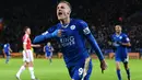 Penyerang Leicester, Jamie Vardy, memecahkan rekor saat membobol gawang MU pada laga Liga Premier Inggris di Stadion King Power, Inggris, Sabtu (28/11/2015). (AFP Photo/Oli Scarff)