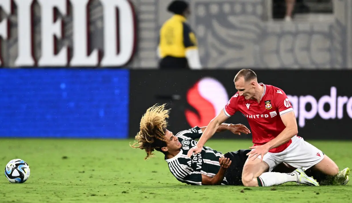 Wrexham bisa menjauh pada babak kedua dengan gol dari Sam Dalby. Ini menjadi kekalahan pertama Manchester United saat pramusim, sebelumnya menang atas Leeds United, Lyon, dan Arsenal. (Patrick T. Fallon/AFP)