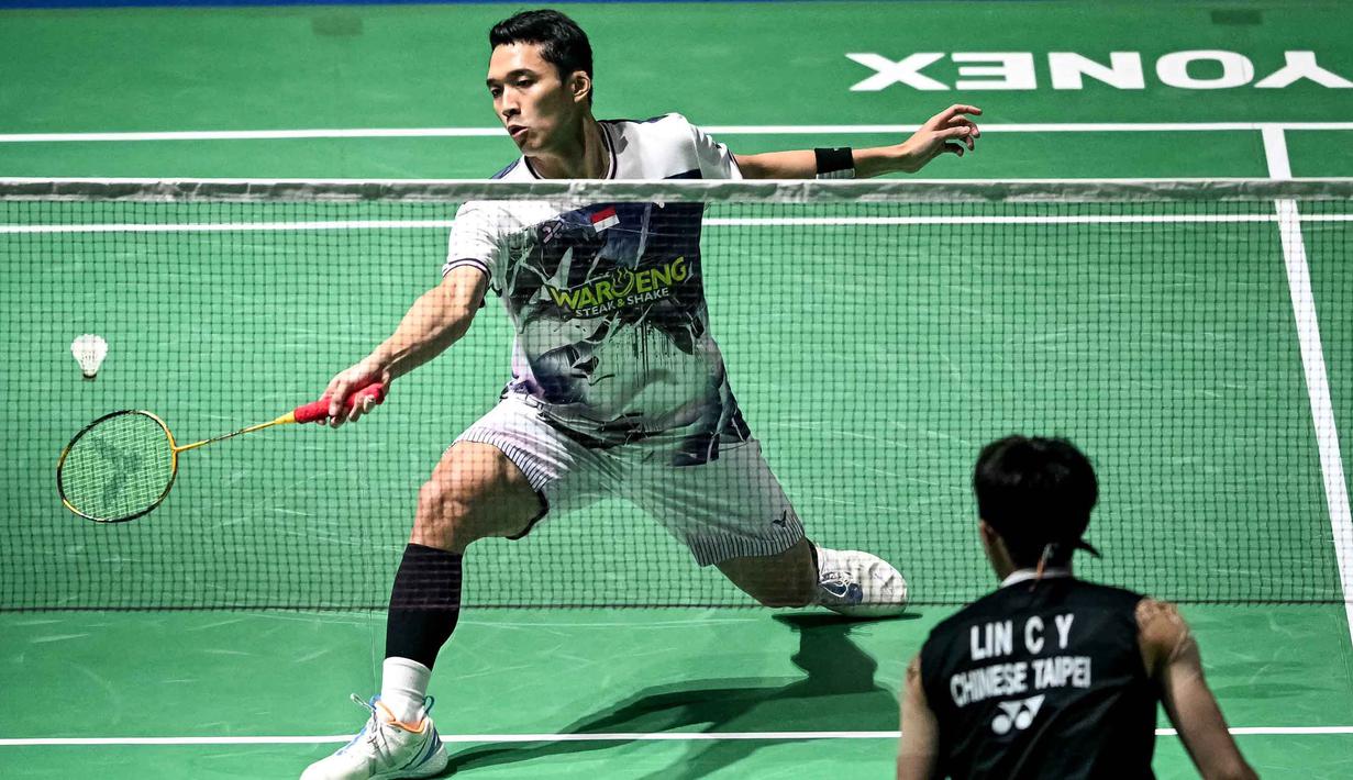 Tunggal putra Indonesia, Jonatan Christie memukul bola balasan saat pertandingan final tunggal putra melawan Lin Chun-yi (Taiwan) di turnamen bulu tangkis India Open 2026 di Indira Gandhi Indoor Stadium, New Delhi, Minggu (18/1/2026) sore WIB. Tunggal putra Indonesia Jonatan Christie gagal meraih gelar perdana tahun ini. (Sajjad HUSSAIN/AFP)