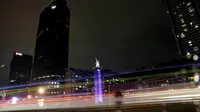 Patung Selamat Datang dan gedung serta pusat perbelanjaan saat peringatan Earth Hour di Jakarta, Sabtu (19/3/2016) malam. (Liputan6.com/Faizal Fanani)