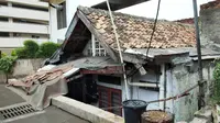 Rumah usang yang berdiri di tengah-tengah area apartemen di Thamrin, Jakarta Pusat. (Liputan6.com/Ady Anugrahadi)