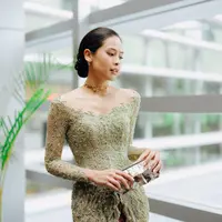 Penampilan anggun berkebaya hijau dari Maudy Ayunda, yang dipadu padankannya mengenakan kain batik cokelat sebagai rok. Kebaya dengan desain klasik ini bisa dijadikan inspirasi untuk menghadiri pesta, tinggal padukan dengan berbagai aksesori yang serasi. [Foto: Instagram/maudyayunda]