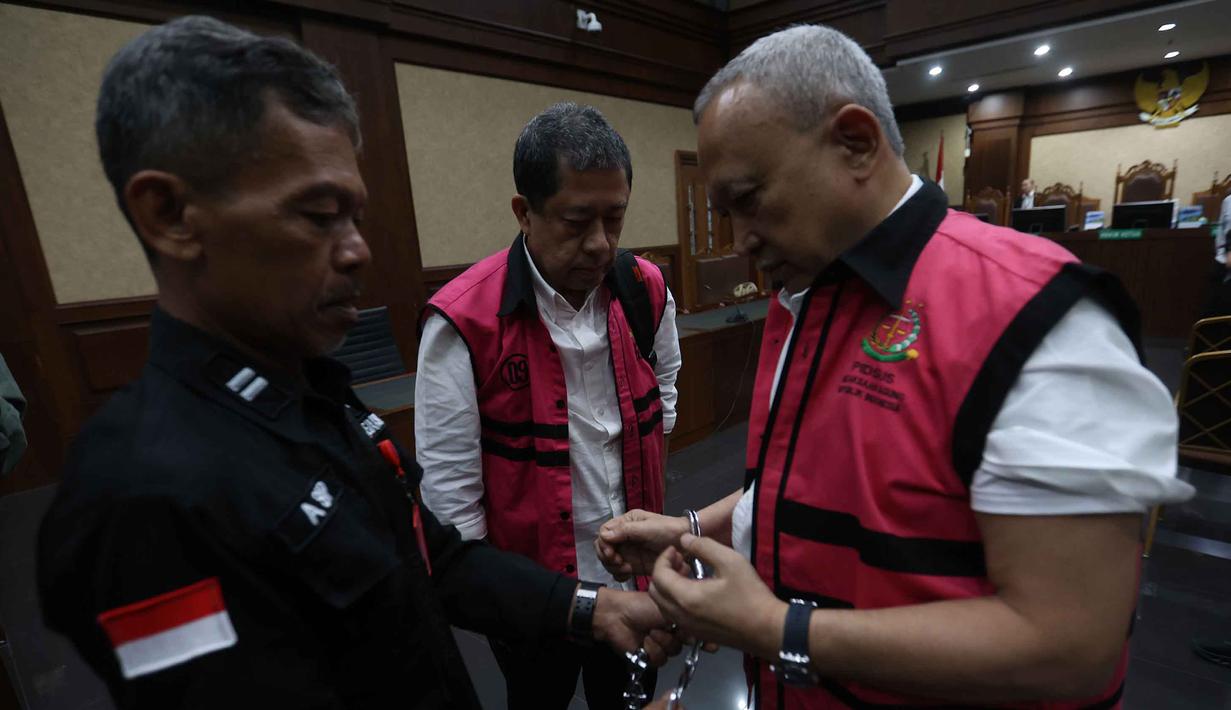 Keduanya dinyatakan terbukti bersalah melakukan tindak pidana korupsi secara bersama-sama terkait tata kelola minyak mentah dan produk kilang di PT Pertamina periode 2018–2023. Tampak dalam foto, Vice President Supply dan Distribusi Kantor Pusat PT Pertamina periode 2011-2015, Alfian Nasution (tengah), bersama Direktur Pemasaran dan Niaga PT Pertamina tahun 2014, Hanung Budya Yuktyanta usai mengikuti sidang pembacaan putusan di Pengadilan Tindak Pidana Korupsi (Tipikor) Jakarta, Selasa (12/5/2026). (Kapanlagi.com/Budy Susanto)