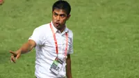 Nilmaizar memimpin Semen Padang melawan Persija Jakarta pada laga Torabika Soccer Championship 2016 di Stadion Utama Gelora Bung Karno, Jakarta, Minggu (8/5/2016). (Bola.com/Nicklas Hanoatubun)