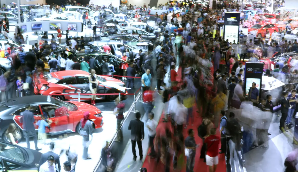 Pengunjung memadati stand pameran mobil pada Indonesia International Motor Show 2018 di JIExpo, Jakarta, Minggu (29/4). 38 merek kendaraan dipamerkan dan lebih dari 350 perusahaan ikut dalam IIMS 2018. (Liputan6.com/Helmi Fithriansyah)
