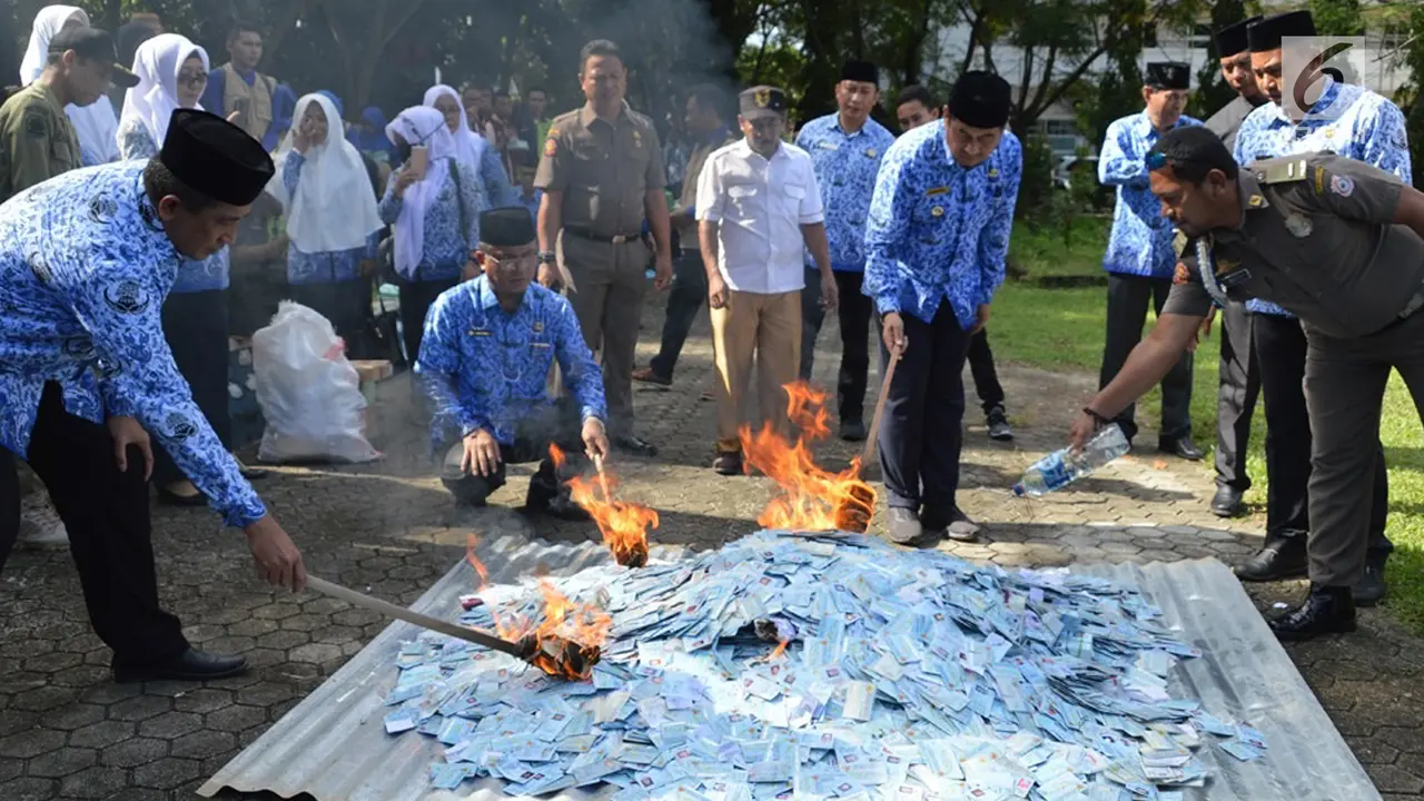 Pemkab Bonebol Bakar 28.130 Keping E-KTP Rusak