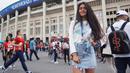 Kalau tadi Carla, kini giliran Emina yang saya minta untuk pose bak foto model. Suporter ramah ini ternyata berasal dari Eropa Timur tepatnya Montenegro, negaranya tidak lolos tapi dirinya datang untuk Kroasia. (Bola.com/Okie Prabhowo)