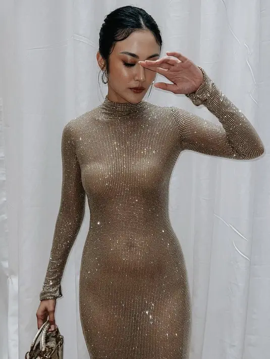 Ketrin Agustine tampil glamor dengan dress lengan panjang bodycon berpayet high neck. Ia pun membawa mini bag lady Dior. @kethagustine.