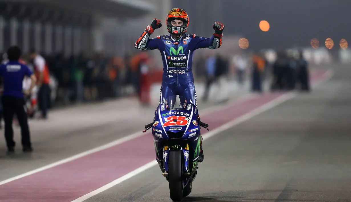 Pebalap Movistar Yamaha, Maverick Vinales, merayakan keberhasilannya menjadi yang tercepat pada MotoGP Qatar. Debut pebalap berusia 22 tahun itu bersama Movistar Yamaha berjalan manis dengan menjadi yang tercepat. (AFP/Karim Jaafar)