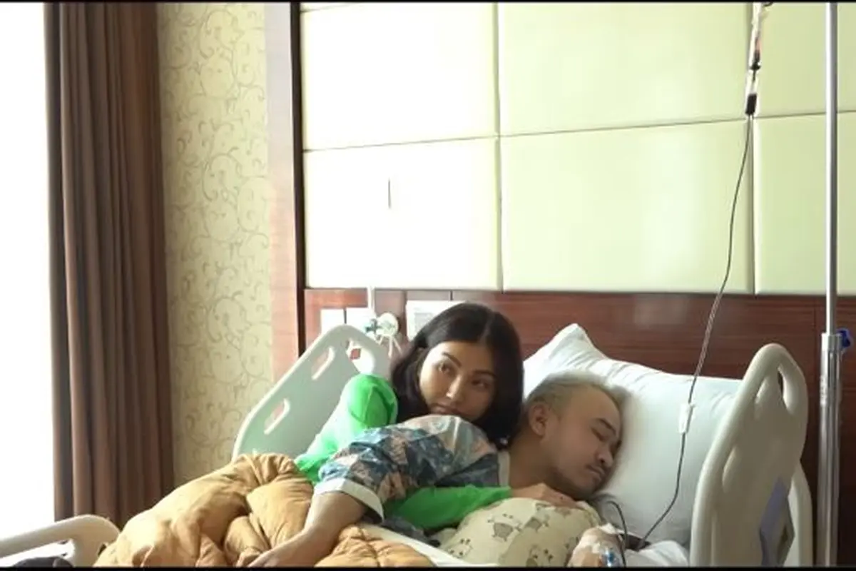 6 Momen Haru Sarwendah Rawat Ruben Onsu di Rumah Sakit, Peluk Hingga Menyisir Rambut