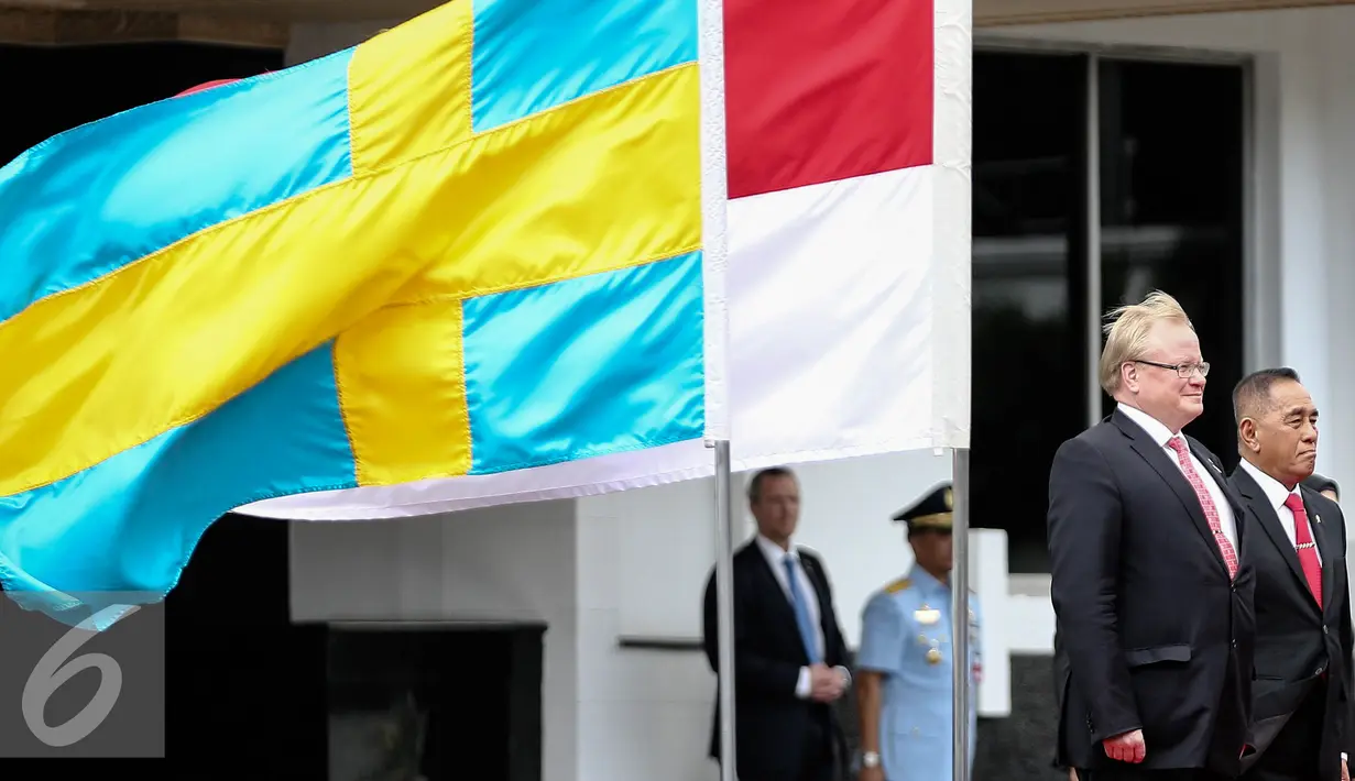 Menteri Pertahanan Ryamizard Ryacudu bersama Menteri Pertahanan Kerajaan Swedia Carl Anders Peter Hultqvist mengikuti upacara penyambutan di Kementerian Pertahanan, Jakarta, Selasa (20/12). (Liputan6.com/Faizal Fanani)