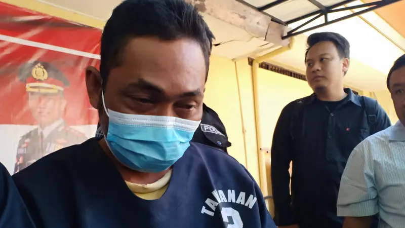 Pelaku ketika diborgol di Mapolres Tuban. (Liputan6.com/Ahmad Adirin)