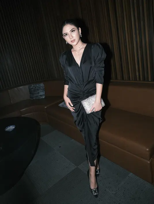 Ngantor pakai dress siapa takut? Jessica Mila tampil memesona dengan dress hitam yang memiliki detail kerut di bagian tengah dan garis leher yang dalam, membentuk tubuhnya dengan amat baik. [Foto: Instagram/jscmila]