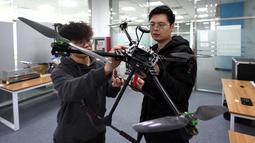 Staf memeriksa drone di sebuah perusahaan teknologi penerbangan di Kota Tianjin, China, 3 Desember 2020. Kawasan Baru Binhai di Tianjin telah secara aktif menggenjot perkembangan industri drone dalam beberapa tahun terakhir dengan mendorong inovasi di kalangan perusahaan lokal. (Xinhua/Zhao Zishuo)