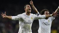 Striker Real Madrid, Cristiano Ronaldo, merayakan gol ke gawang VfL Wolfsburg pada leg kedua perempat final Liga Champions, di Santiago Bernabeu, Selasa (12/4/2016). (AFP/Javier Soriano)