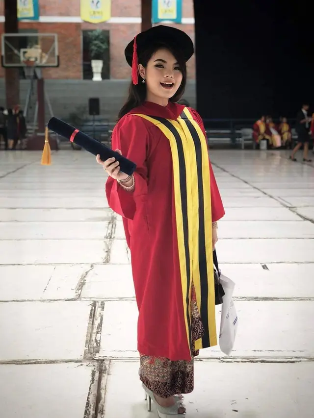 6 Pesona Hillary Brigitta Lasut, Anggota Termuda DPR Periode 2019-2024