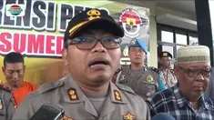 Polisi menangkap pelaku pembacokan terhadap pria yang tengah salat di dalam masjid di Sumedang. Pelaku dikenal warga, memang telah lama memiliki gangguan jiwa.