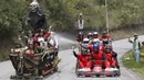 Sejumlah  peserta  saling bersaing untuk menjadi yang terdepan dalam  festival Roller Cart ke-26 di Medellin ,Kolombia, Senin (6/9/2015). Peserta Festival diwajibkan mengenakan kostum – kostum yang unik untuk ikut perlombaan ini. (REUTERS/Fredy Builes)