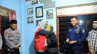 Tim Polda Jatim memberikan trauma healing kepada korban Tragedi Kanjuruhan. (Dian Kurniawan/Liputan6.com)