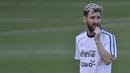Bintang timnas Argentina, Lionel Messi tengah menikmati sesi latihan bersama rekan-rekannya sebelum laga kualifikasi Piala Dunia 2018 melawan Brasil di Atletico MG Training Center, Vespasiano, Minas Gerais, Brasil, (8/11/2016). (AFP/Douglas Magno)