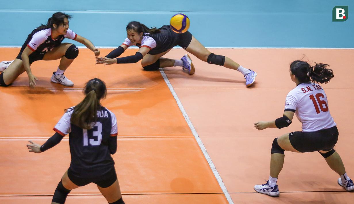 Timnas Voli Putri Singapura beberapa kali harus pontang-panting untuk mengembalikan bola. (Bola.com/Bagaskara Lazuardi)