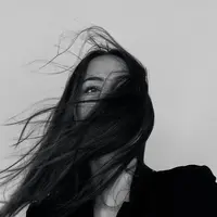 Hair powder merupakan bubuk halus yang ditaburkan atau disemprotkan ke rambut, yang memberikan gaya rambut bervolume dan bertekstur ekstra (Foto: Ayo Ogunseinde/Unsplash)