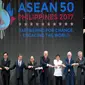 Presiden AS, Donald Trump dan para pemimpin lainnya melakukan salaman khas ASEAN di penghujung upacara pembukaan KTT ASEAN di Manila, Filipina, Senin (13/11). Trump sempat kesulitan menempatkan tangannya di posisi yang pas. (AP/Andrew Harnik)