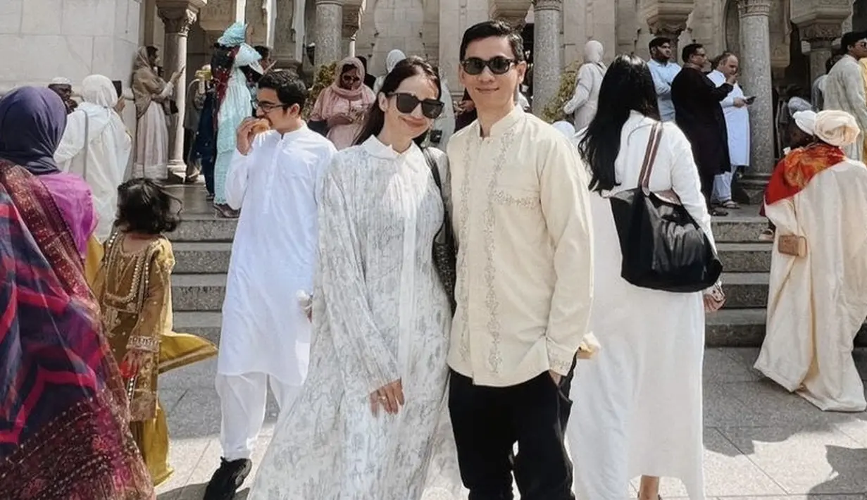 <p>Telah menikah dan kini tinggal di Amerika bersama suami, Enzy merayakan dan sholat Idul Adha tahun ini Washington mengenakan tunik putih dipadukan celana dan flat shoesnya. @enzystoria</p>