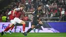 Pamain Braga, Serdar Saatci, berusaha mengejar pemain Real Madrid, Jude Bellingham pada matchday 3 Liga Champions 2023/2024 di Stadion Municipal, Rabu (25/10/2023). (AFP/Miguel Riopa)