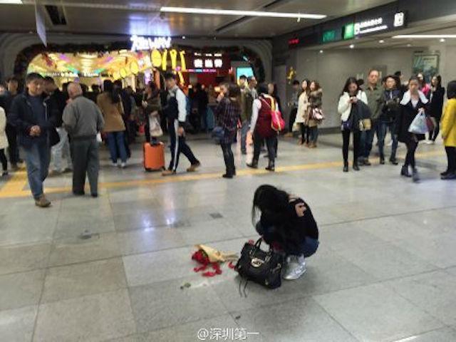 Inilah yang dilakukan si wanita setelah sang kekasih meninggalkannya | Photo: Copyright shanghaiist.com