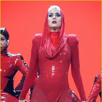 Katy Perry di konser pertamanya dalam tur Witness. (justjared.com)