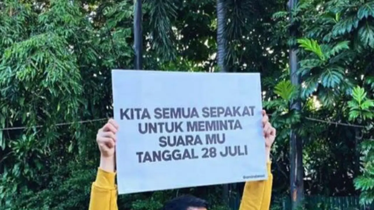Raffi Ahmad mengangkat poster untuk meminta suara (Instagram)