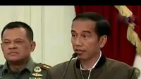 Netizen menganalisis merek jaket bomber berwarna hijau army dengan aksen hitam yang dipakai Jokowi saat memberikan keterangan perihal demo 4 November.