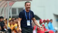 Pelatih Persija Jakarta, Thomas Jens Uwe Doll memberikan instruksi dari pinggir lapangan saat pertandingan lanjutan pekan ke-25 BRI Liga 1 2022/2023 melawan Bhayangkara FC yang berlangsung di Stadion Wibawa Mukti, Cikarang, Jawa Barat, Kamis (16/2/2023). (Bola.com/Ikhwan Yanuar)