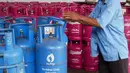 Petugas menata tabung gas LPG non-subsidi di sebuah agen gas di kawasan Jakarta, Kamis (30/12/2021). Pertamina memastikan stok LPG nasional, baik LPG PSO maupun Non PSO, dalam kondisi aman menjelang pergantian Tahun Baru 2022. (Liputan6.com/Angga Yuniar)