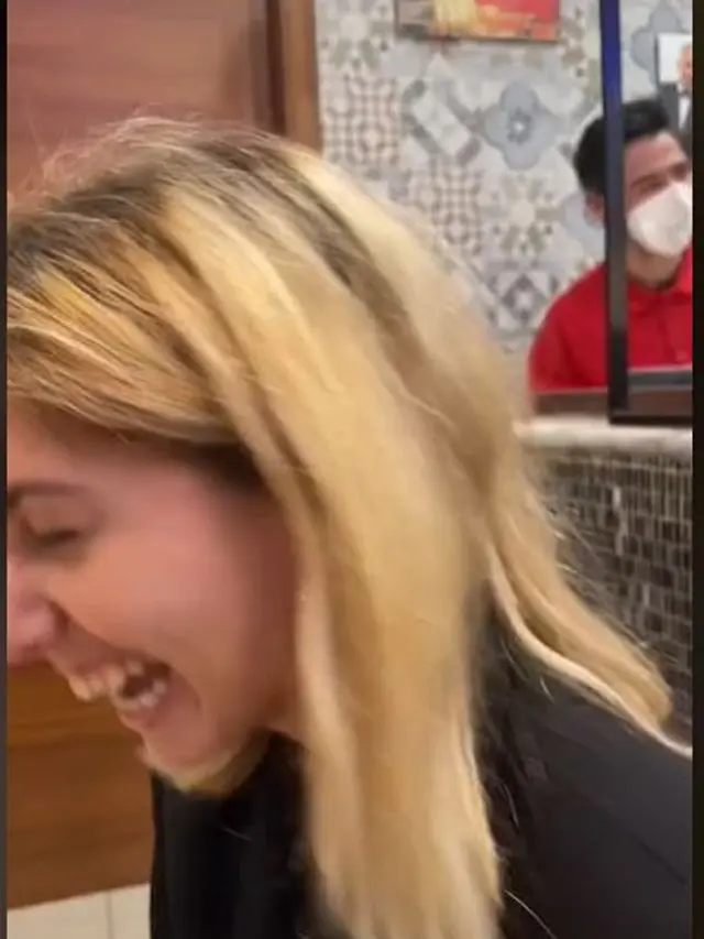 Wanita Makan Pizza di Restoran Italia Pakai Saus Tomat, Reaksi Pelayan Jadi Sorotan