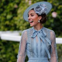 Duchess of Cambridge Kate Middleton tersenyum saat menghadiri ajang pacuan kuda Royal Ascot di Ascot, Inggris, Selasa (18/6/2019). (AP Photo/Alastair Grant)