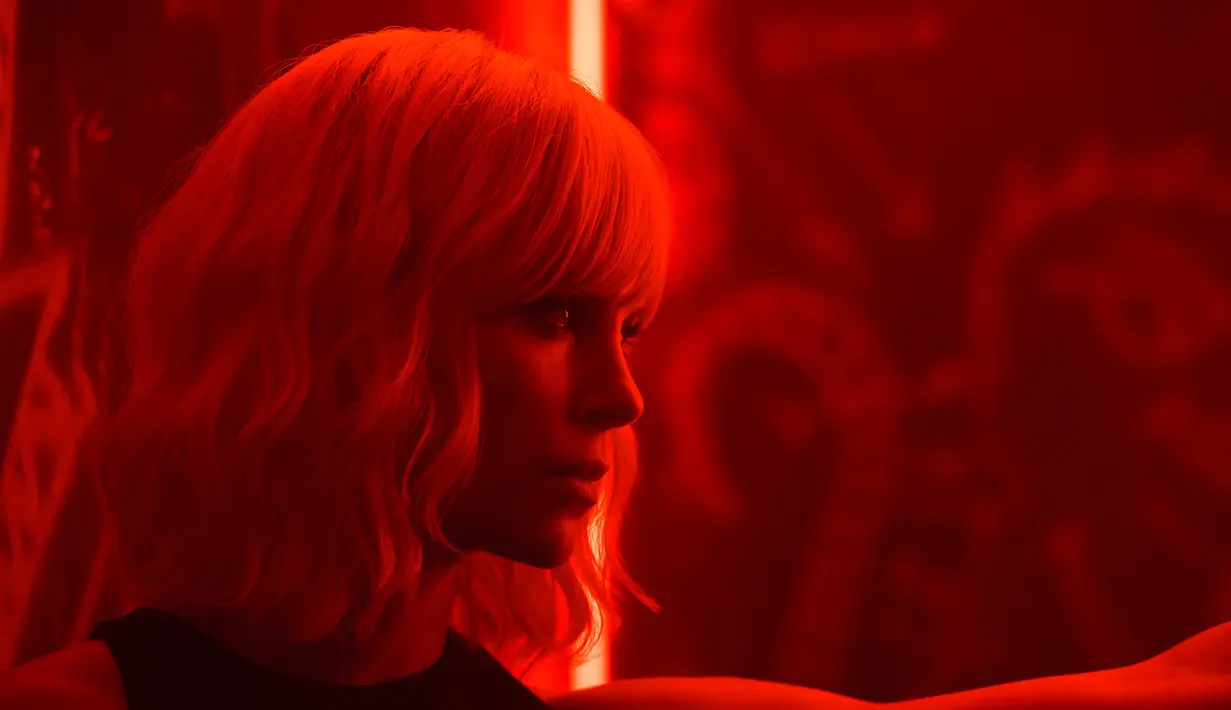 Charlize Theron dalam adegan film Atomic Blonde. (Focus Features via IMDb)