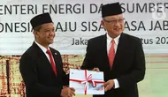 Menteri Energi dan Sumber Daya Mineral (ESDM) yang baru Bahlil Lahadalia dan pejabat lama Arifin Tasrif saat acara serah terima jabatan Menteri ESDM di Kantor Kementerian ESDM, Jakarta, Senin (19/8/2024). (merdeka.com/Arie Basuki)